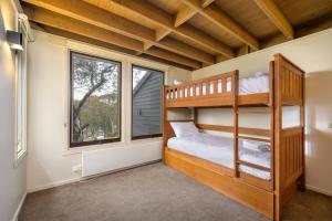 丁诺高原Belltrees的一间卧室设有双层床和窗户。
