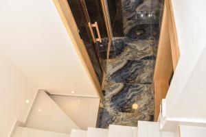 弗拉查尔（历史区）Apartman Aries的浴室铺有大理石地板,设有楼梯。