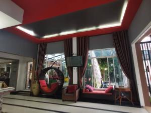 北标府格兰德普卡萨丝丽公寓酒店的带沙发和镜子的客厅