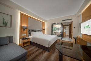北京北京长峰假日酒店的酒店客房,配有床和沙发