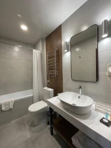 阿克托比阿克托比达斯坦酒店的一间带水槽、卫生间和镜子的浴室