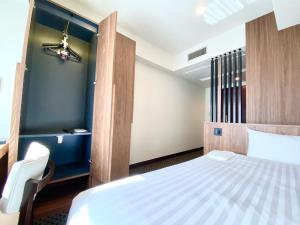 东京门屋酒店 的卧室配有白色的床和蓝色的墙壁