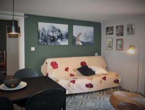 巴切诺Maison à la coque的客厅配有鲜花沙发