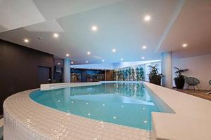 金斯顿Luxe 2BR Executive Apartment Kingston Pool Parking WiFi BBQ Wine的大楼内的大型游泳池