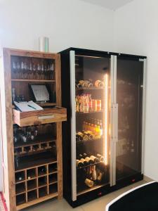 滨湖波德斯多夫潘农思宾馆的装满大量瓶子和酒精的冰箱