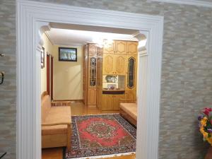 戈里察Jordhani's House的通往带地毯的客厅的门廊