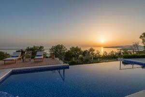 斯韦蒂·斯特凡Luxury Villa Crystal Blue的一座享有日落美景的游泳池
