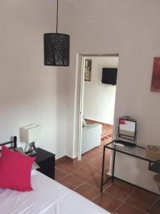 卡萨拉博内拉Amandolas的一间卧室配有一张床、一张桌子和一面镜子