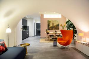 乌得勒支LOFT 188 Luxury Apartment Hotel的客厅配有橙色椅子和桌子