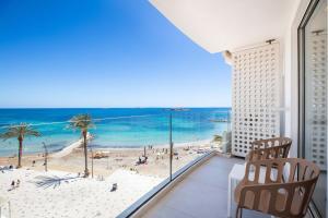 伊维萨镇伊维萨酒店的享有海滩美景的阳台