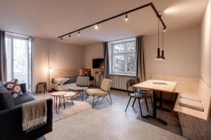阿罗萨Belmont- Apartment Haus的客厅配有沙发和桌子