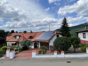 阿尔布斯塔特Ferienwohnung am Steinbach的屋顶上设有太阳能电池板的房子