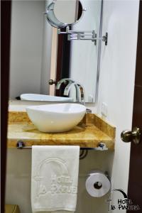 波帕扬Hotel La Plazuela的浴室设有白色水槽和镜子