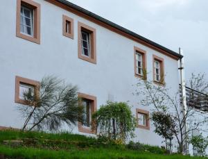 LiebstadtFerienwohnung Klüger的白色房子的一侧设有棕色窗户