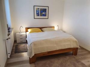 巴特皮尔蒙特Das Fachwerkhäuschen的一间卧室配有一张带两个黄色枕头的床