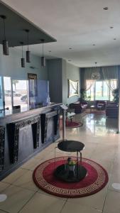 弗尼迪克Hotel La Corniche Fnideq的大堂设有酒吧和椅子