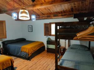 Els MuntellsMasia Sisqueta的带木天花板的客房设有两张双层床。