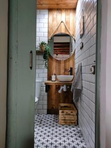 Els MuntellsMasia Sisqueta的一间带水槽和镜子的浴室