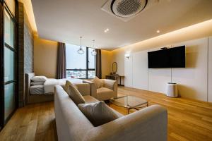 蔚山Brown Dot Hotel Ulsan Jangsaengpo的带沙发和电视的客厅