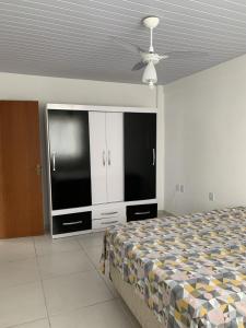弗洛里亚诺波利斯Casa temporada的一间卧室设有一张床、一台电视和天花板