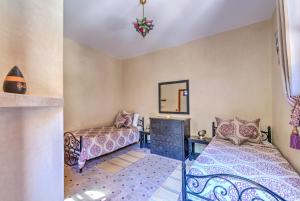 提兹尼特Riad Janoub的一间卧室配有一张床和镜子