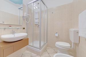 拉韦纳蓬泰特雷萨格罗多巴客酒店的带淋浴、卫生间和盥洗盆的浴室