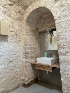 马丁纳弗兰卡Masseria Croce Piccola - Wineyard的石墙内带水槽的浴室