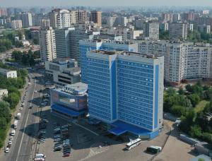 莫斯科塞瓦斯托波尔摩登酒店的城市中一座蓝色大建筑的顶部景观