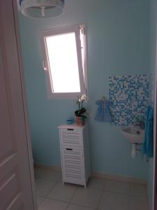 蒙蒂尼亚克Montignac lascaux chambre的一间带水槽和窗户的浴室