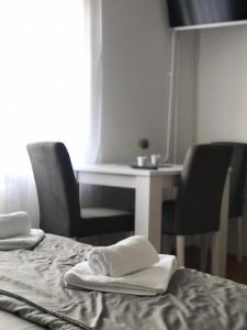 索科矿泉村Smeštaj Filipović的配有一张床和一张桌子及椅子的房间