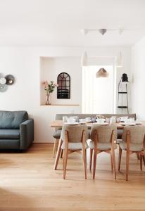 萨尔茨堡HOMEBOUND APARTMENTS Salzburg City I - contactless check-in的客厅配有餐桌和沙发