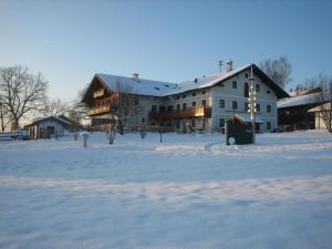 SoyenSchellenberger Hof的一座大房子,位于一片积雪的田野上,有一座建筑