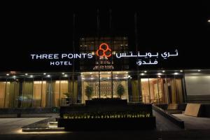 吉达Three Points Al Salama的一家三点酒店晚上点亮