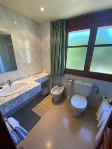 瓦尔德卡多斯普塔瓦卡酒店的浴室设有卫生间、水槽和卫生间。