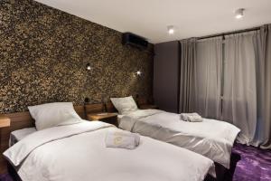 尼什Elite Space的酒店客房带两张床和壁画