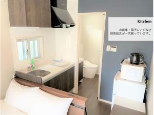 宫古岛T&T Villa 宮古島的一间带水槽和微波炉的小浴室