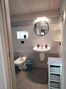佩斯卡拉Residenza Flores的浴室设有2个水槽、卫生间和镜子。