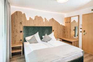 Garni Hotel Miara - Your Dolomites Home客房内的一张或多张床位
