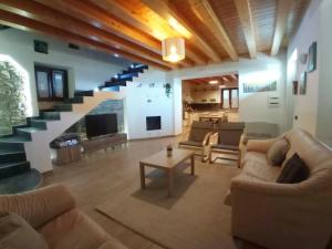 波利齐杰内罗萨Casa del Sole的客厅设有两张沙发和一个楼梯