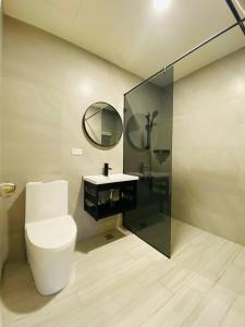 中正樱山大饭店的一间带卫生间、水槽和镜子的浴室