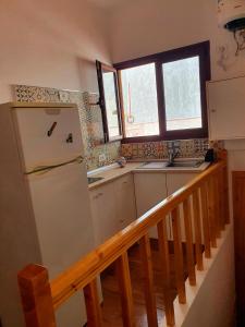 巴尔韦尔德V.V JUANA的带冰箱、水槽和楼梯的厨房