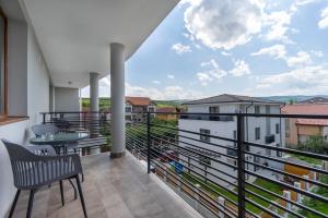 克卢日-纳波卡Urbio Private Suites的设有一个配有桌椅并享有美景的阳台。