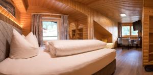 圣加伦基希Sonnenhang Montafon的小木屋内一间卧室,配有两张床