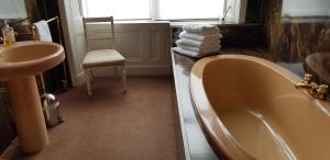 穆塞尔堡Arden House - rooms with continental breakfast的带浴缸和盥洗盆的浴室