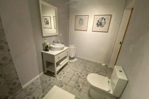 诺德什蒂Craftsman's House的浴室配有白色卫生间和盥洗盆。