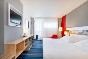 布拉格布拉格机场假日酒店的一间酒店客房,设有两张床和电视