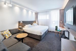 布拉格布拉格机场假日酒店的酒店客房,配有床和沙发