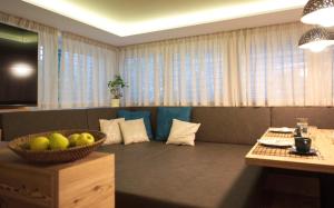 博尔扎诺CityChalet family Bozen的客厅配有沙发和一碗水果