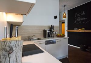 博尔扎诺CityChalet family Bozen的厨房配有水槽和台面