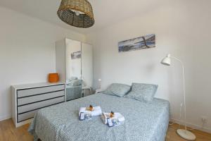 滨海圣西尔Appartement Provenza - Welkeys的一间卧室配有一张床、梳妆台和镜子